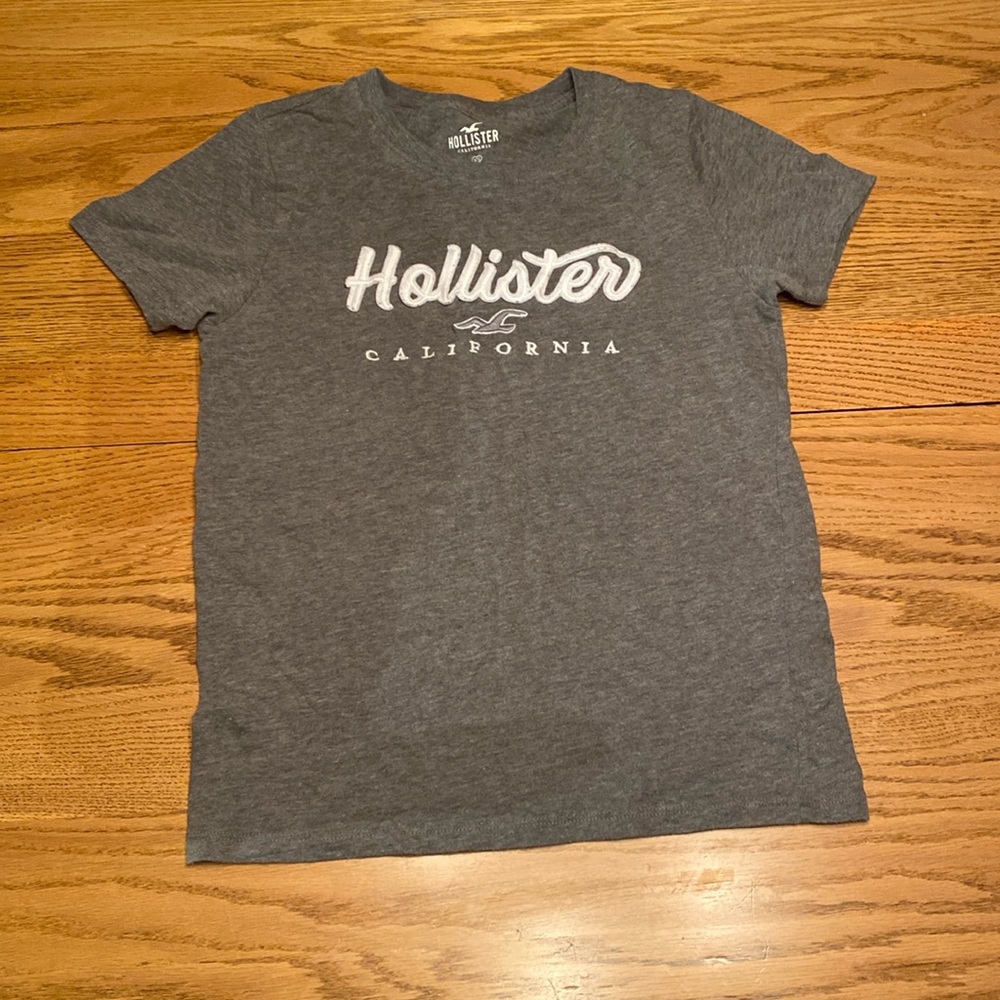 grey hollister short sleeve shirt
